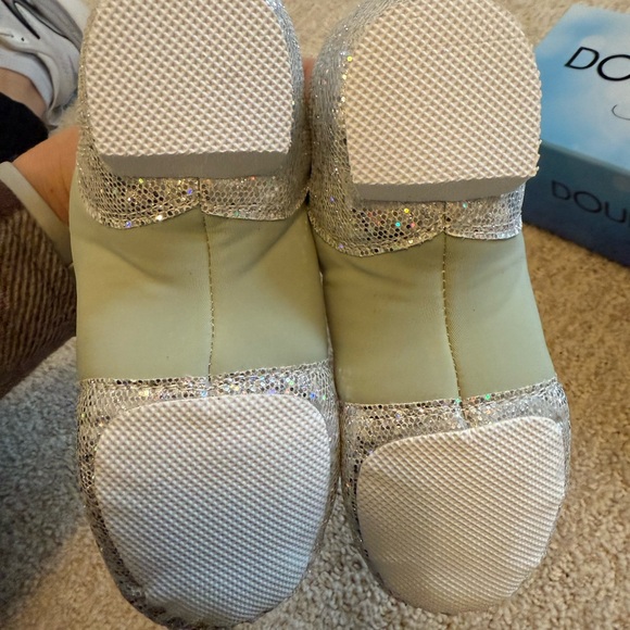 Girls Double Platinum Glitter Jazz Dance Shoes Size 4 New In Box - Picture 2 of 4